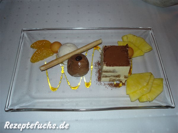 Nachtisch: Tiramisu und Eis