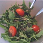 Rucolasalat mit Tomaten und Kürbiskernen