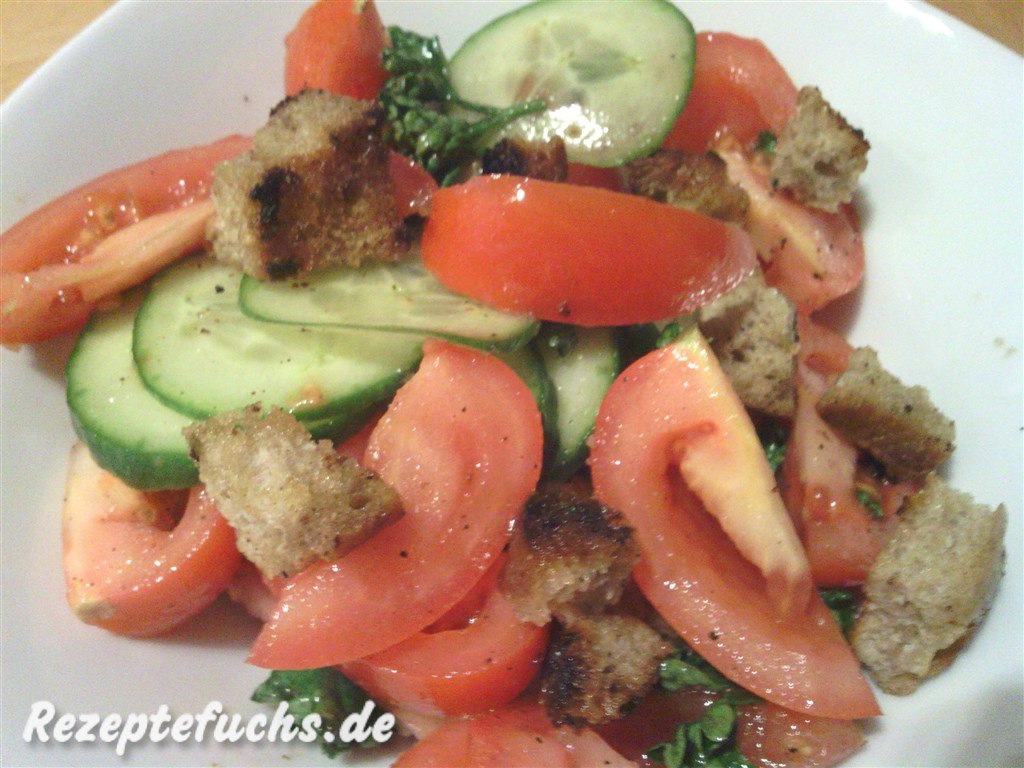 Tomaten-Gurken-Salat mit knusprigen Croutons