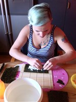 Beim Sushi rollen