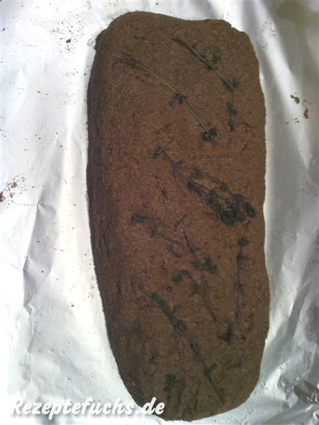 ... und einwickeln, anschließend mit Thymianzweigen dekorieren.