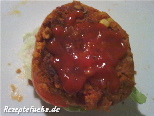 ... und mit ein bisschen Ketchup ist der Burger bereit zum Zuklappen!