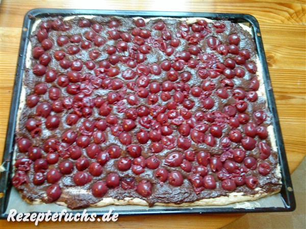 2. u. 3. Lage: dunkler Teig und Kirschen