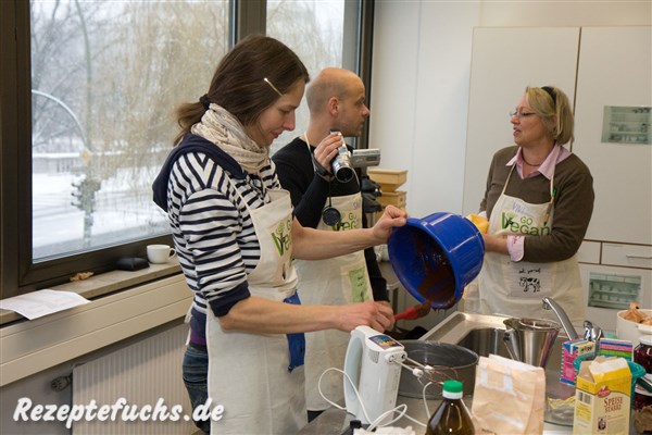 Annabelle rührt den Teig für die Schwarzwälder Kirschtorte an