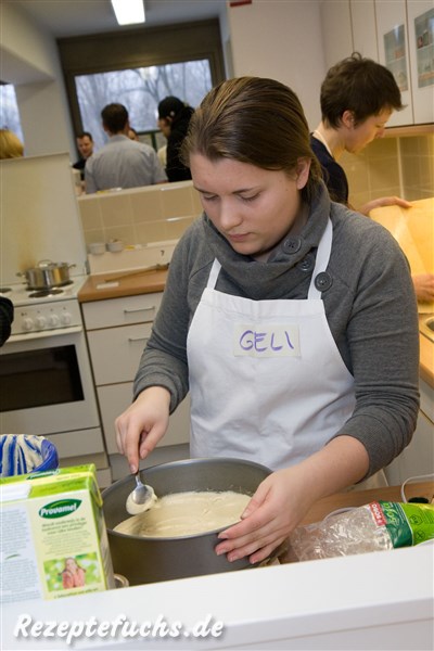 Der Teig wird in der Form glatt gestrichen