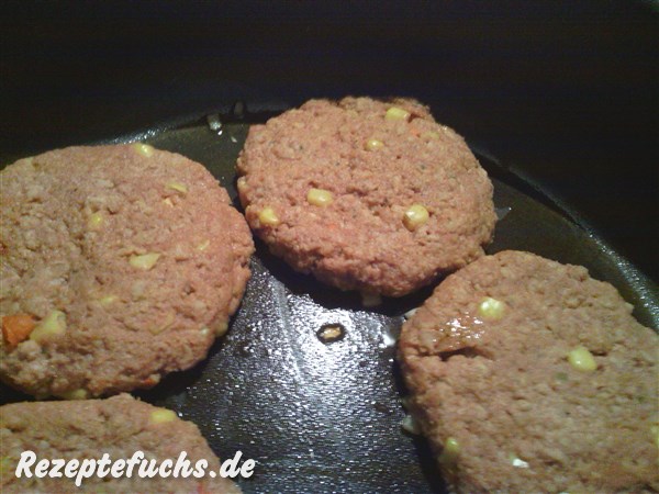 Die Patties werden von beiden Seiten angebraten