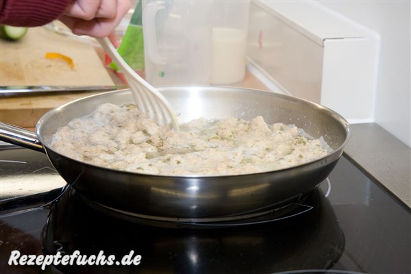 Die Sojaschnetzel müssen lange köcheln, damit sie würzig werden