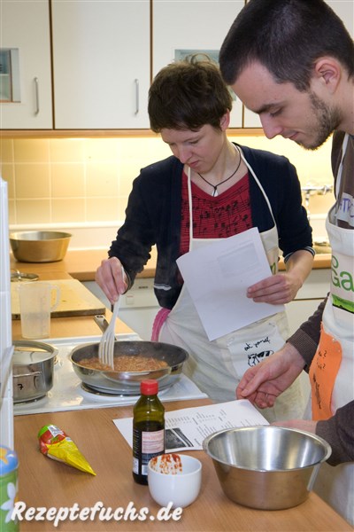 Die Soße für die Lasagne wird in der Pfanne gerührt