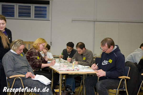 Die Teilnehmer füllen die Feedback-Bögen aus