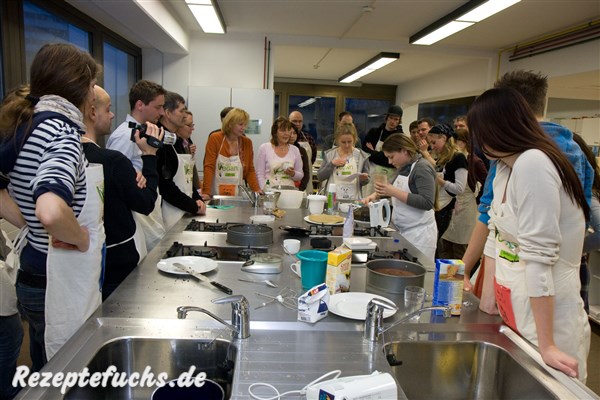 Geli zeigt wie man die Torte bearbeitet
