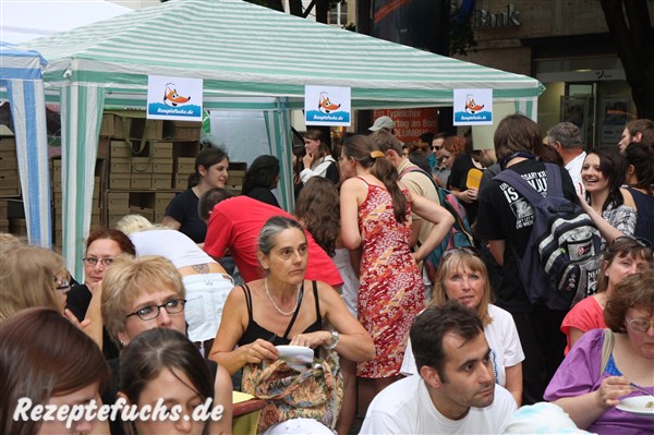 Interessierte Menschen am Rezeptefuchs-Stand