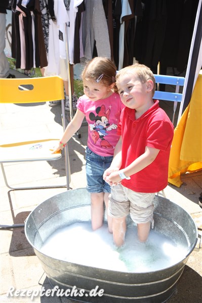 Kinder mit den Füßen im Wasser
