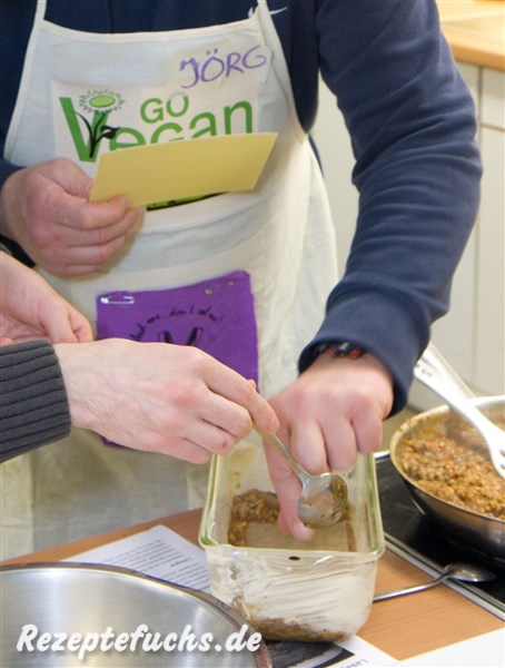 Lasagne wird in die Form gefüllt