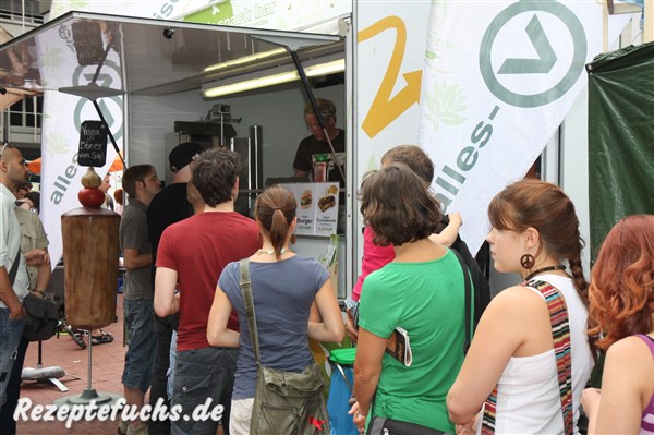 Leute stehen am Burgerwagen an