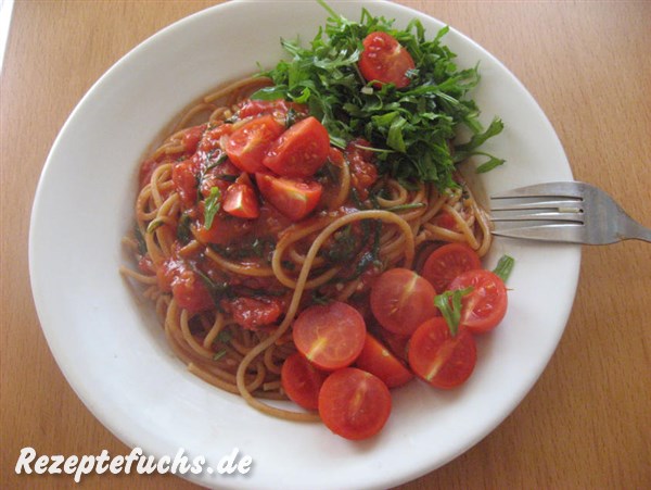 Mit frischen und gebratenem Rucola und Cocktailtomaten an der Seite hat man auch gleich einen Salat