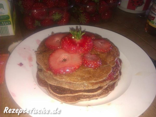 Pancakes mit frischen Erdbeeren und Ahornsirup