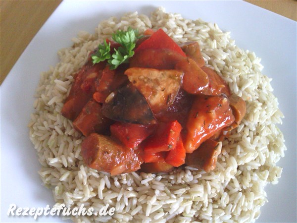 Reis mit Auberginensoße und scharfen Würstchen