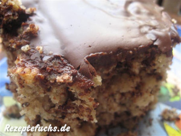 Schmeckt auch nur mit etwas geschmolzener Schokolade oben drauf. Einfach Schokolade auf den heissen Kuchen legen, fertig