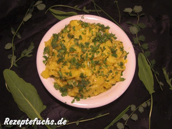 Schwäbischer Kartoffelsalat, hier in der Variante mit verschiedenen Kräutern