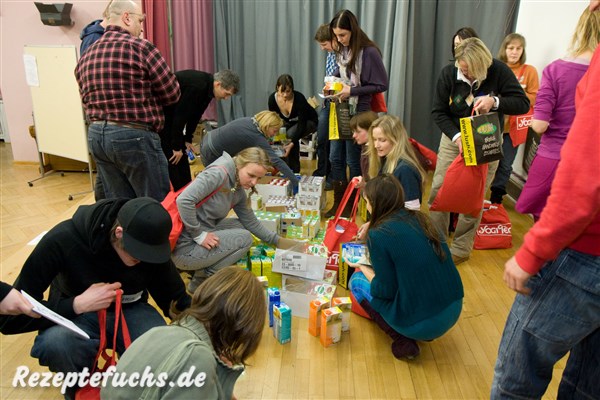 Teilnehmer schauen sich die Produkte an und wählen aus. 