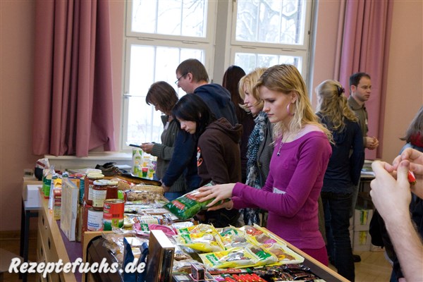 Teilnehmer schauen sich vegane Produkte an