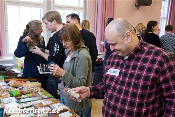 Teilnehmer schauen sich vegane Produkte an
