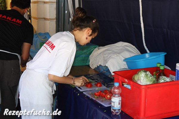 Tomaten für den Dönerstand werden geschnitten
