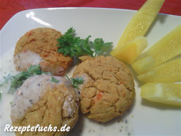 Zitronengras, Chili, Zwiebeln und Knoblauch werden mit etwas Kurkuma angebraten