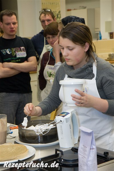 Zwischen die Tortenböden kommt die Cremefüllung