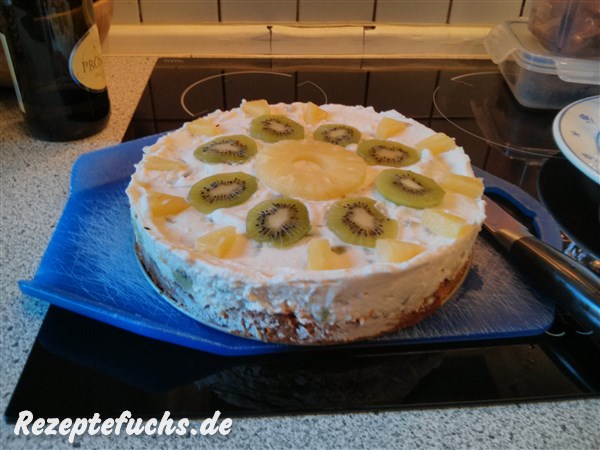 ganze Torte mit Kiwi und Ananas