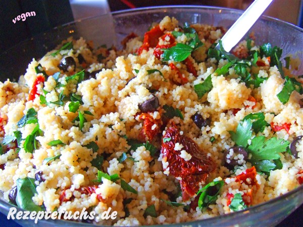 mediterranes taboulé mit getrockneten Tomaten und Oliven