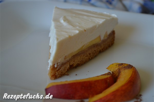 zitronen-sahne-torte mit pfirsichen