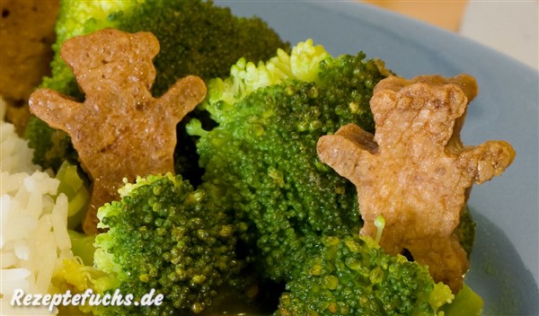 zwei Tofubären spielen im Broccoli