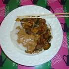 Das hellbraune auf dem Reis ist die Erdnuß-Soße :)