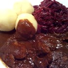 Falsche Ente mit Rotkohl, Klößen und dunkler Soße