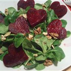 Feldsalat mit Roter Bete und gehackten Walnüssen