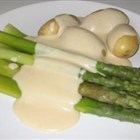 Grüner Spargel mit Frühkartoffeln und Sauce Hollandaise