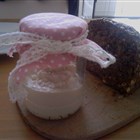 In einem dekorativen Glas ist der Aufstrich auch ein schönes Mitbringsel