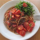 Mit frischen und gebratenem Rucola und Cocktailtomaten an der Seite hat man auch gleich einen Salat