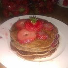 Pancakes mit frischen Erdbeeren und Ahornsirup