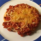 Pizza mit veganer Bolognese und Pizzaschmelz