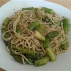 Spaghetti Alio&Olio mit grünem Spargel und frischen Kräutern