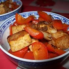 Tofu mit Paprika und knusprigen Zwiebelringen