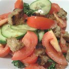 Tomaten-Gurken-Salat mit knusprigen Croutons