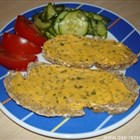 Tomatenkräutermargarine auf Mehrkornbrot mit Gurkensalat und Tomaten