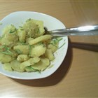 Warmer Kartoffelsalat mit Brühe und Schnittlauch