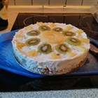 ganze Torte mit Kiwi und Ananas