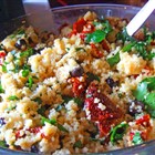 mediterranes taboulé mit getrockneten Tomaten und Oliven