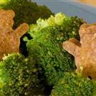 zwei Tofubären spielen im Broccoli