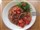 Mit frischen und gebratenem Rucola und Cocktailtomaten an der Seite hat man auch gleich einen Salat